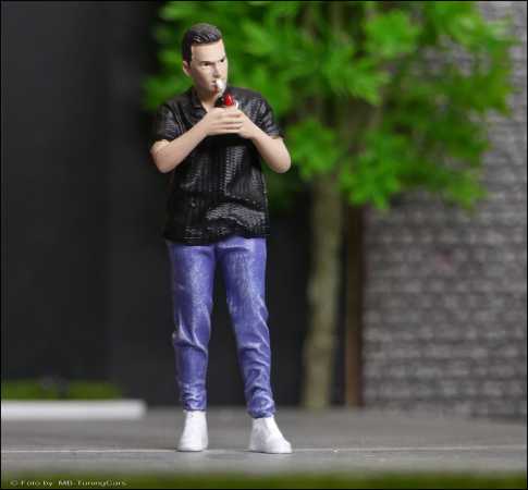 1:18 MAD Figure